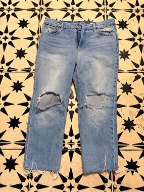 GAP Women's Light Blue Distressed cheeky straight Jeans